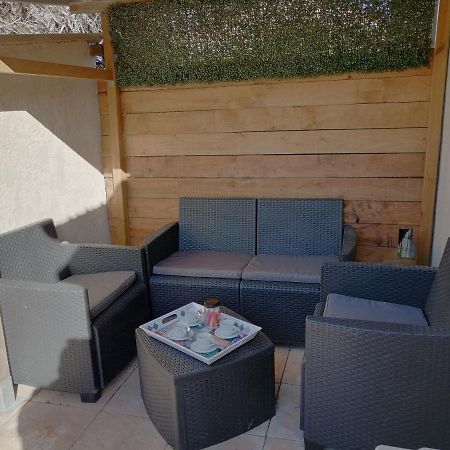 Sous Le Soleil De Provence Petite Maison Au Calme Et Tres Bien Equipee De 40M2 Avec Wifi -Jardin Prive-La Piscine Est Commune A La Residence Et Ouverte Du 1Er Mai Au 30 Septembre De 09H A 21H,En Juillet Et Aout Reservation Uniquement Du Samedi Au Sam Forcalqueiret Екстер'єр фото